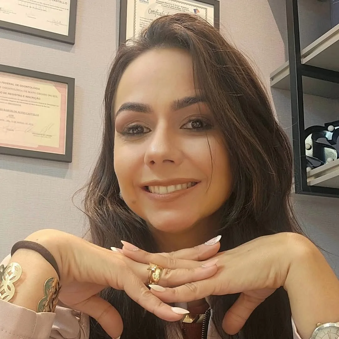 Dra. Viviane em atendimento odontológico